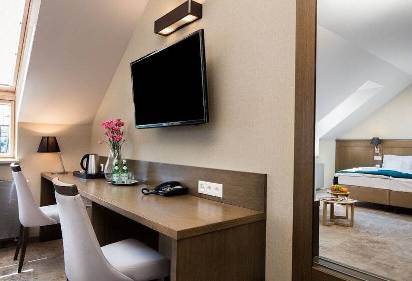 标准单人间, Szary Residence