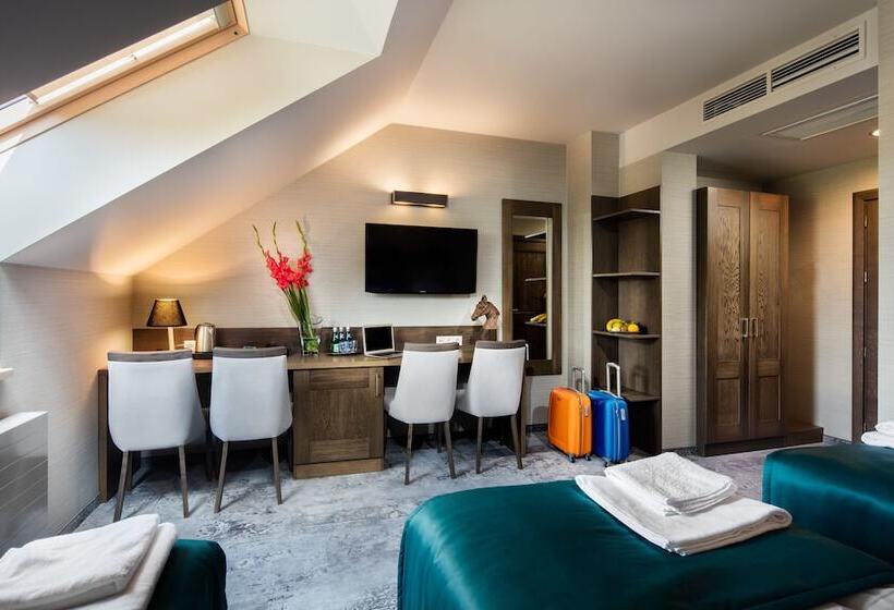 标准三人间, Szary Residence