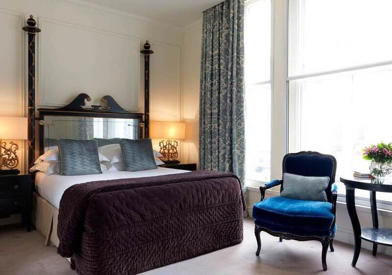 标准三人间, Szary Residence