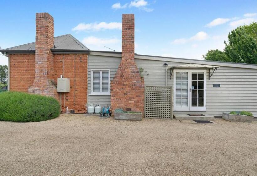 Хижина, The Red Feather Inn