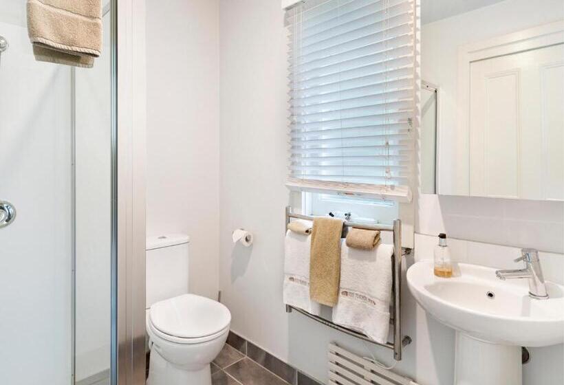 Хижина, The Red Feather Inn