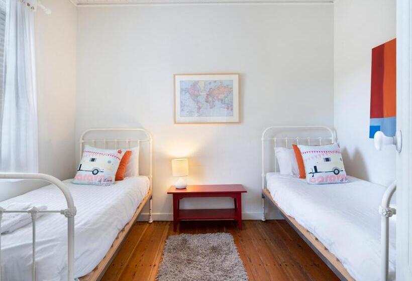 Хижина, The Red Feather Inn