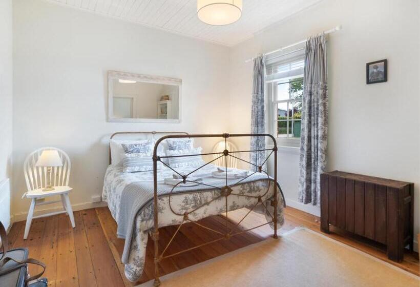 Хижина, The Red Feather Inn