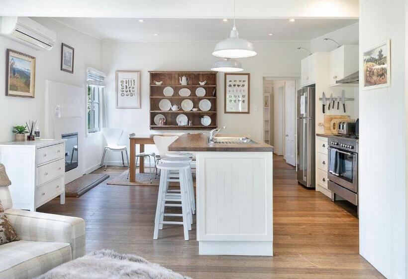 Хижина, The Red Feather Inn