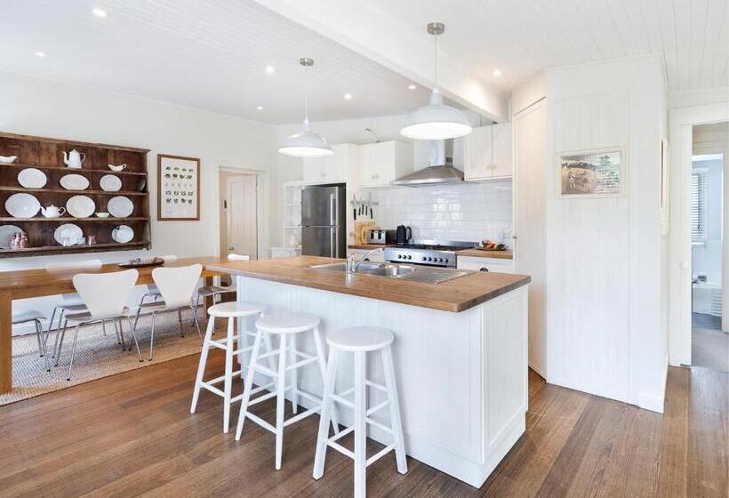 Хижина, The Red Feather Inn