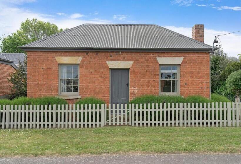 Хижина, The Red Feather Inn