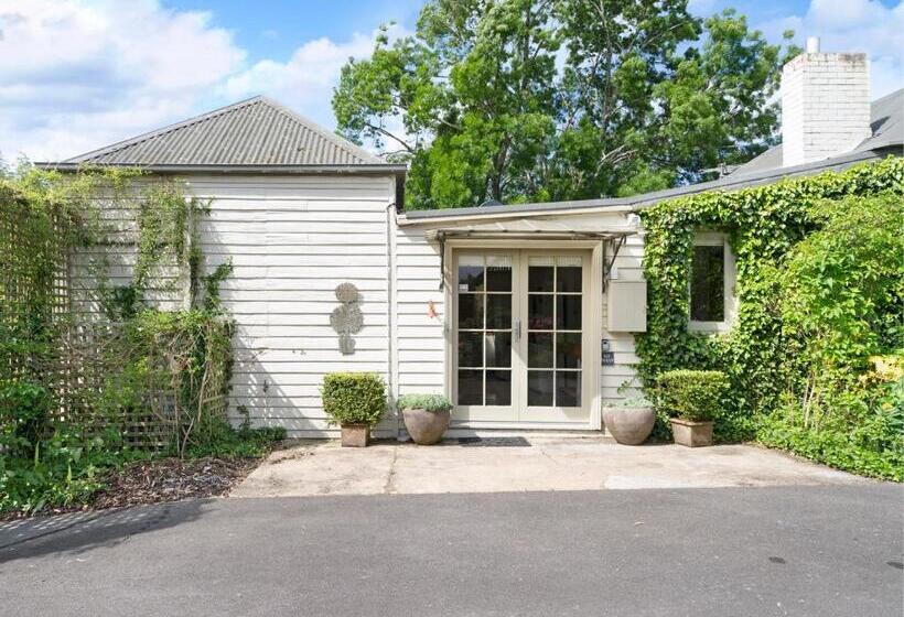 Хижина, The Red Feather Inn