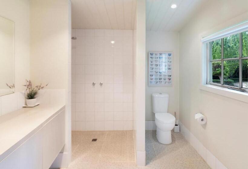 Хижина, The Red Feather Inn