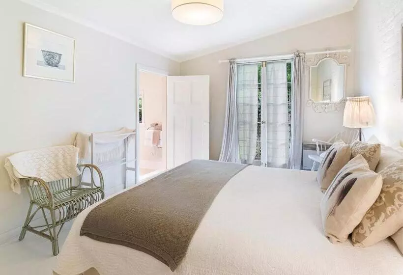 キャビン, The Red Feather Inn