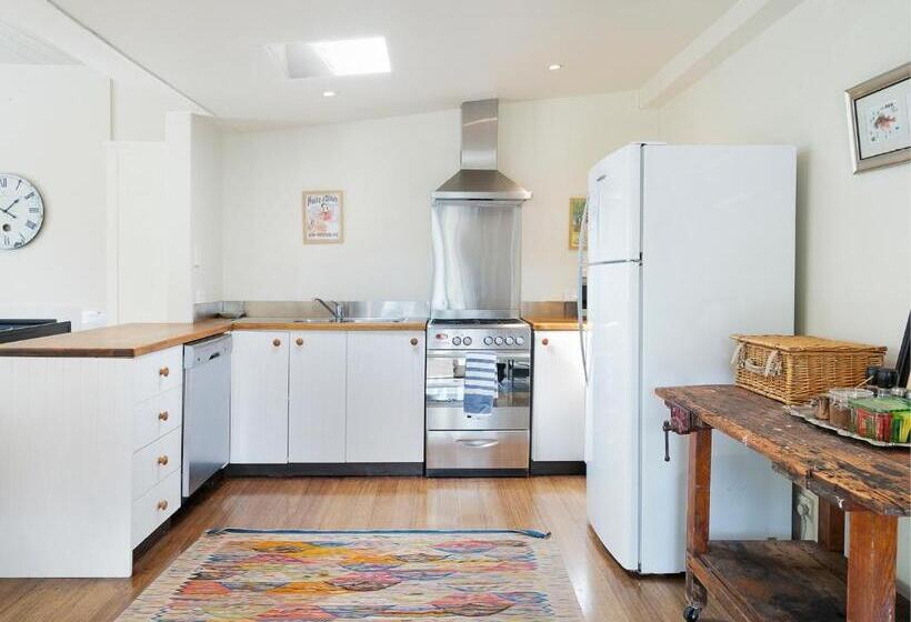 Хижина, The Red Feather Inn