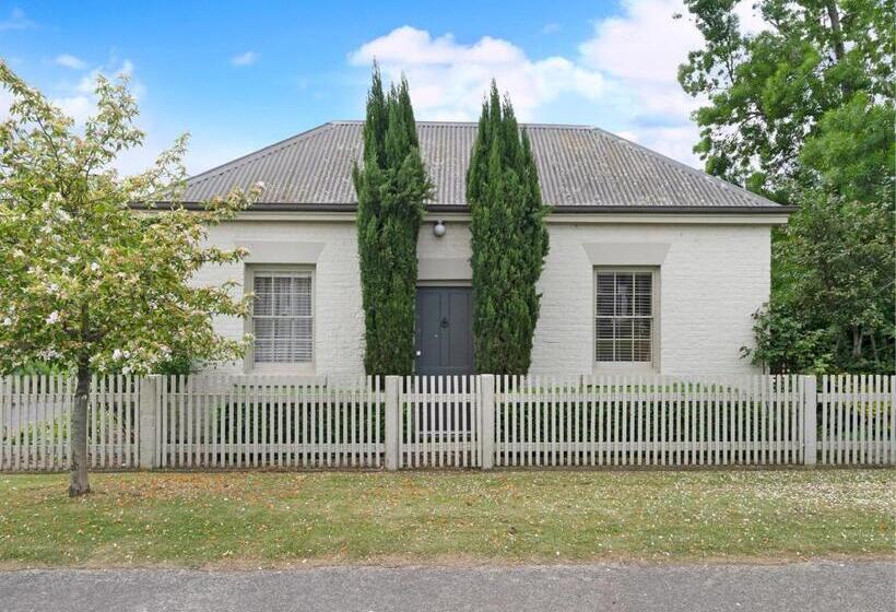 Хижина, The Red Feather Inn