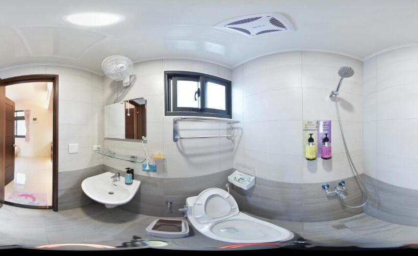 اتاق استاندارد سه نفره, Beauty Chen S House