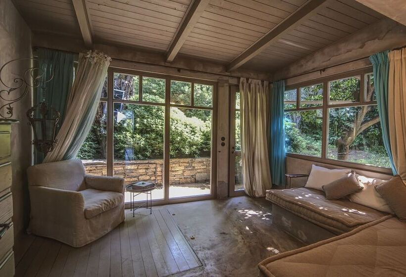 סוויטת דלוקס נוף לים, Six Keys