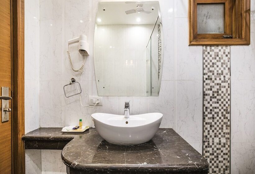 Camera Deluxe, Fabhotel Grd Dlf Square