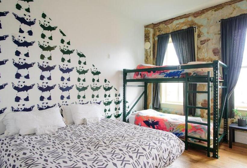 스탠다드 4인용 룸 공용 욕실, Hostel Fish