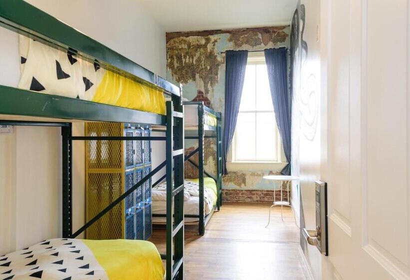 스탠다드 4인용 룸 공용 욕실, Hostel Fish