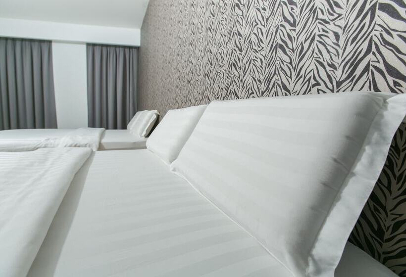 家庭间, 1 Hotel Mahkota Cheras