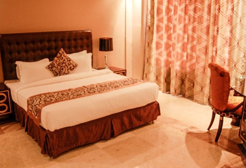 اتاق لوکس, Beatrice