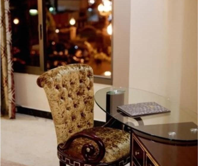 اتاق لوکس, Beatrice