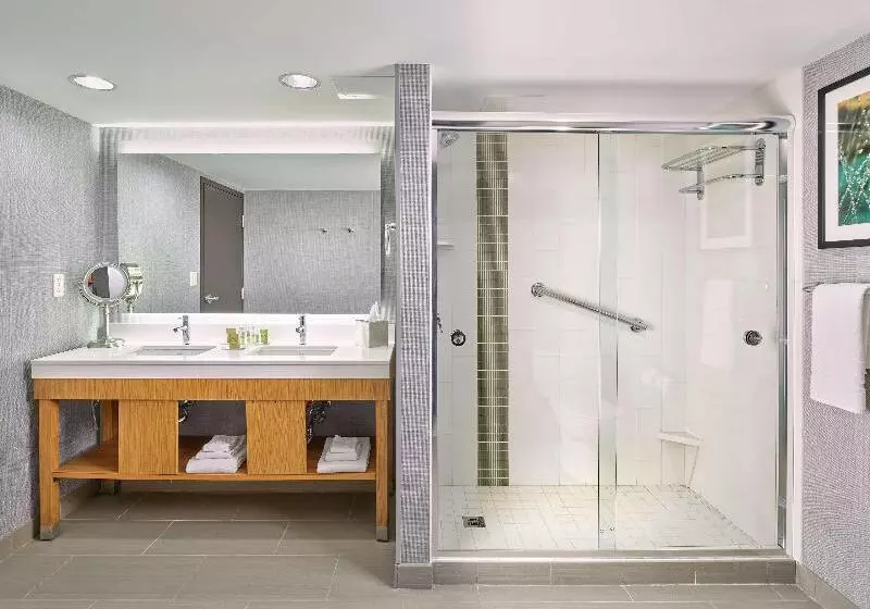 キングサイズベッドのスイートルーム, Doubletree By Hilton Edmonton Downtown