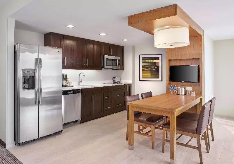 キングサイズベッドのスイートルーム, Doubletree By Hilton Edmonton Downtown