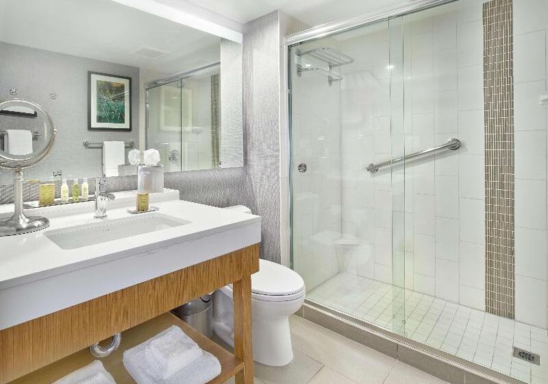 キングサイズベッドのスタンダードルーム, Doubletree By Hilton Edmonton Downtown