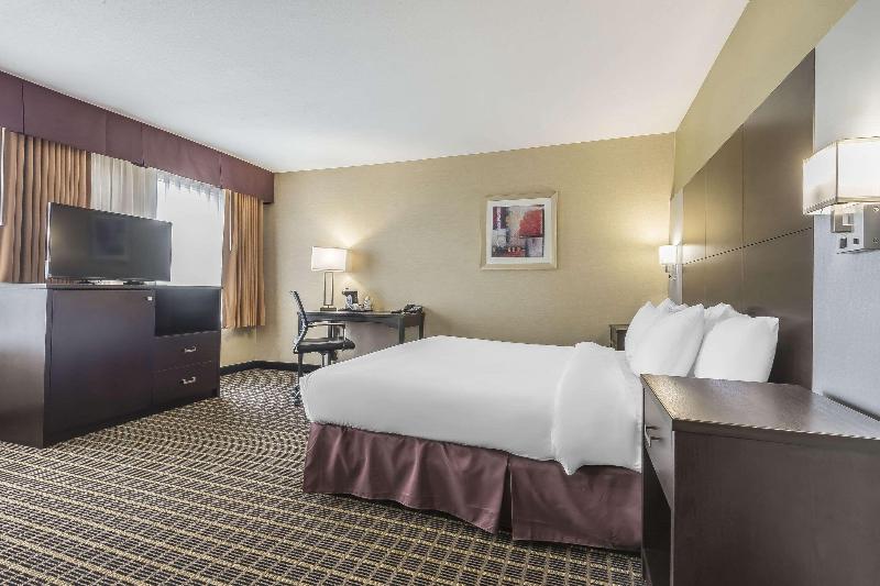 キングサイズベッドのスタンダードルーム, Doubletree By Hilton Edmonton Downtown
