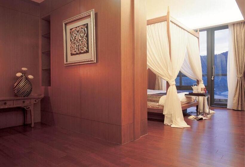 سوییت لوکس, Einhan Resort