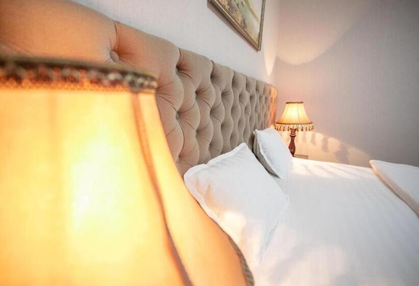 Junior Suite, Gloria