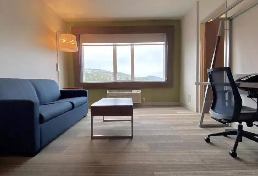 スイート, Holiday Inn Express & Suites Victoria Colwood, An Ihg