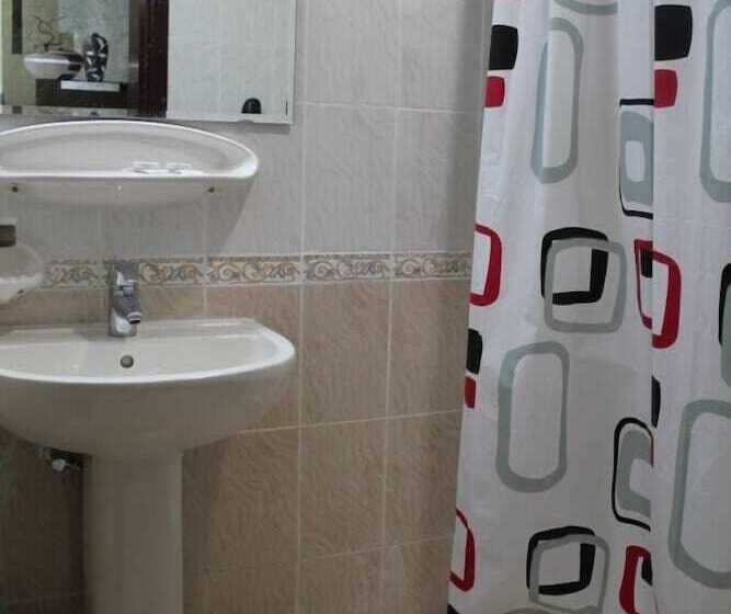 标准单人间, Africana