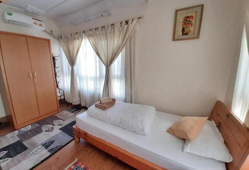 اتاق استاندارد یک نفره, Shakya House