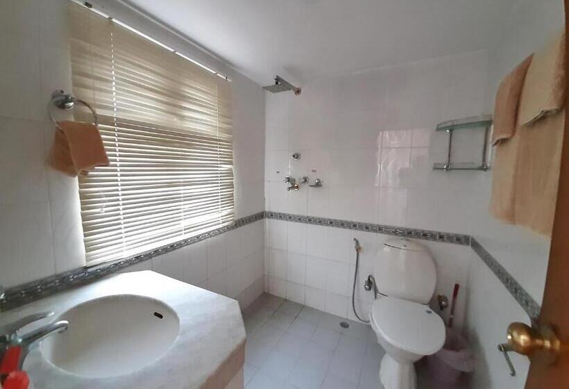 اتاق سوپریور, Shakya House