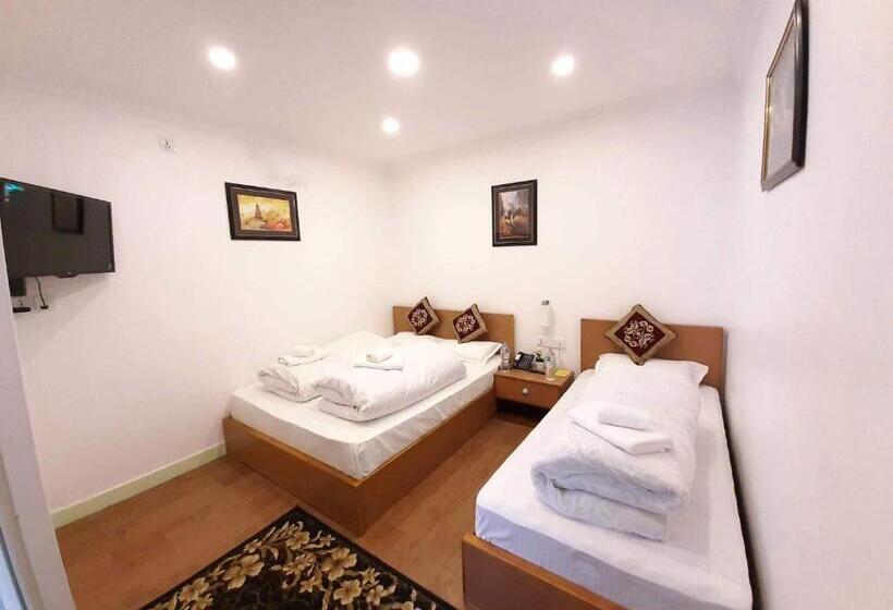 اتاق استاندارد سه نفره, Shakya House