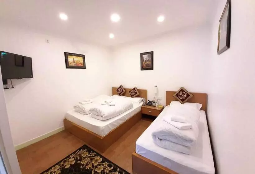 اتاق استاندارد سه نفره, Shakya House