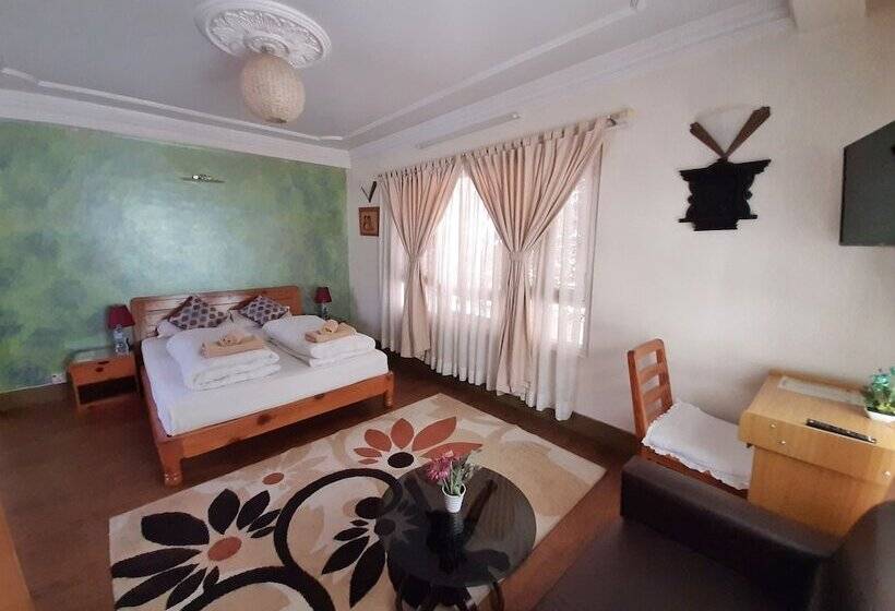 اتاق لوکس, Shakya House