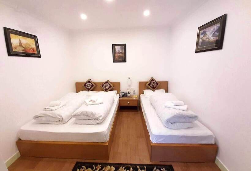 اتاق استاندارد سه نفره, Shakya House