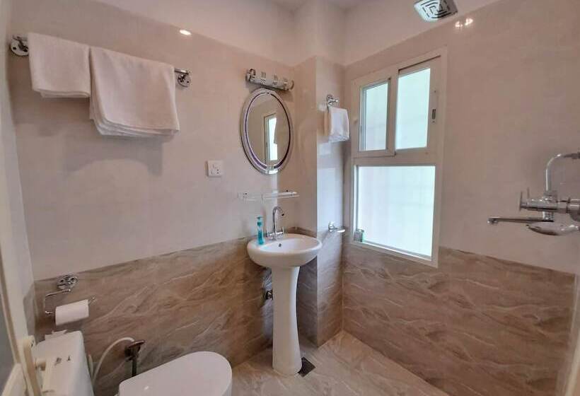 اتاق استاندارد سه نفره, Shakya House