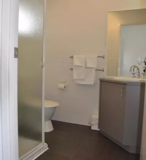 اتاق خانوادگی با چشم‌انداز دریا, A Great Ocean View Motel