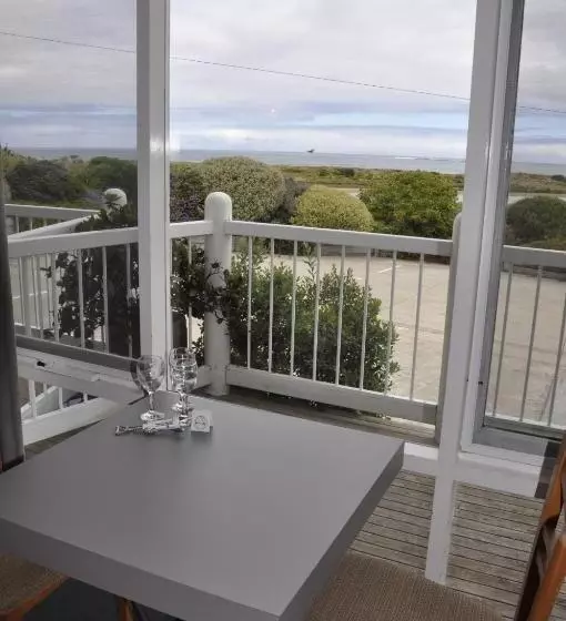 اتاق استاندارد با بالکن و چشم‌انداز دریا, A Great Ocean View Motel