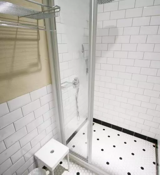 اتاق استاندارد چهارنفره با سرویس بهداشتی مشترک, Nk Hostel