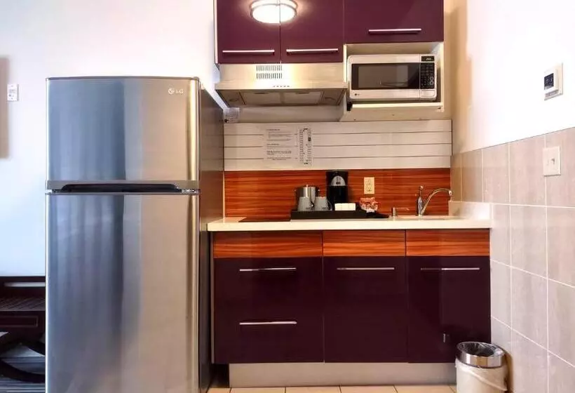 Standard-huone Keittiö, Days Inn & Suites By Wyndham Fort Saskatchewan