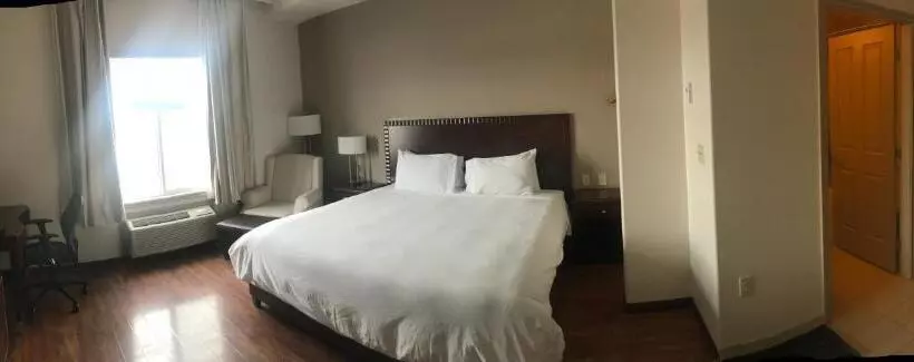 Standard-huone Keittiö, Days Inn & Suites By Wyndham Fort Saskatchewan