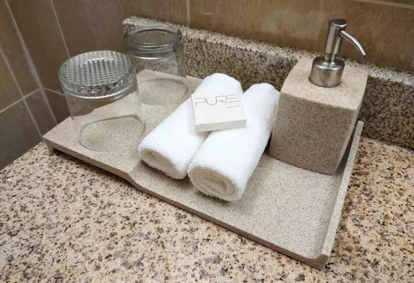 Sviitti King-vuode, Days Inn & Suites By Wyndham Fort Saskatchewan