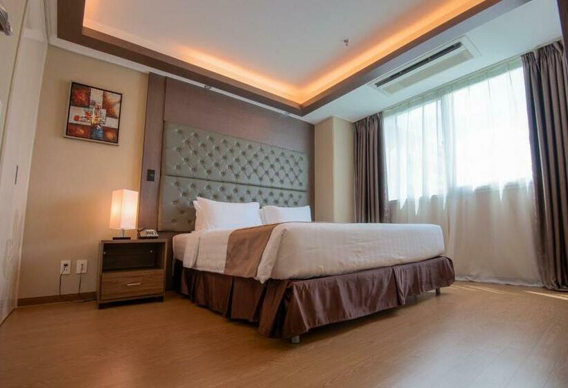 جناح جونيور, Xenia