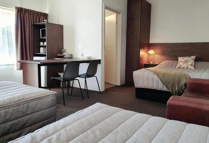 חדר משפחתי, Motel Riverbend