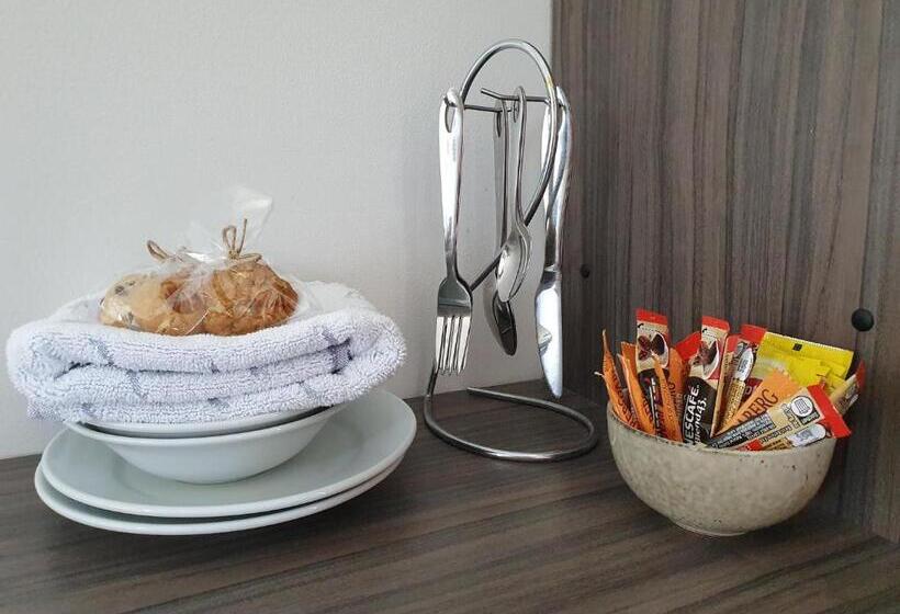 חדר משפחתי, Motel Riverbend