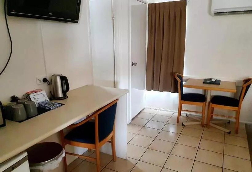 Perhehuone, Rockhampton Palms Motor Inn