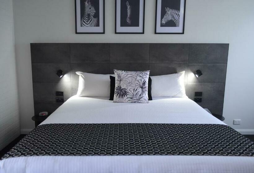 اتاق اجرایی با تخت بزرگ, Orana Motel