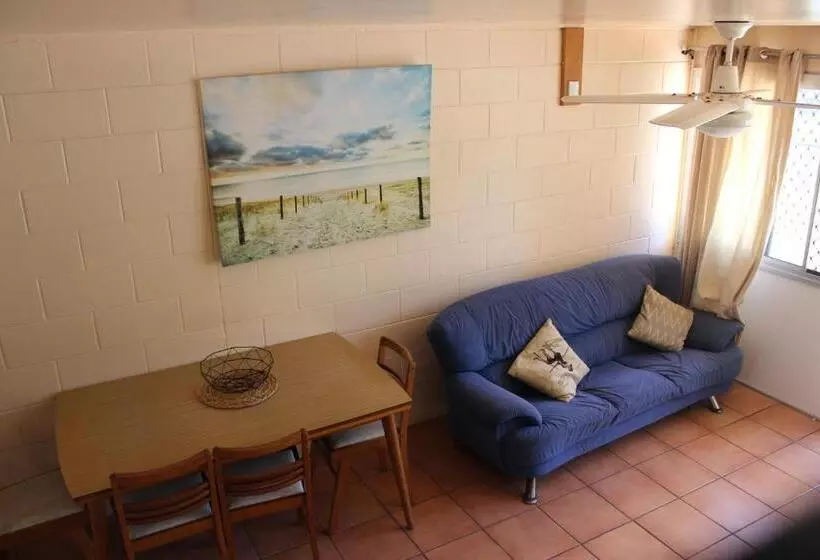 2 Bedroom Apartment Garden View, Pippies Beachhouse Backpackers